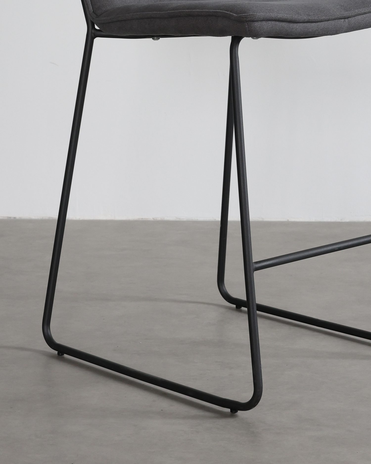 Gestoffeerde grijze barkruk Gestoffeerde grijze barkruk