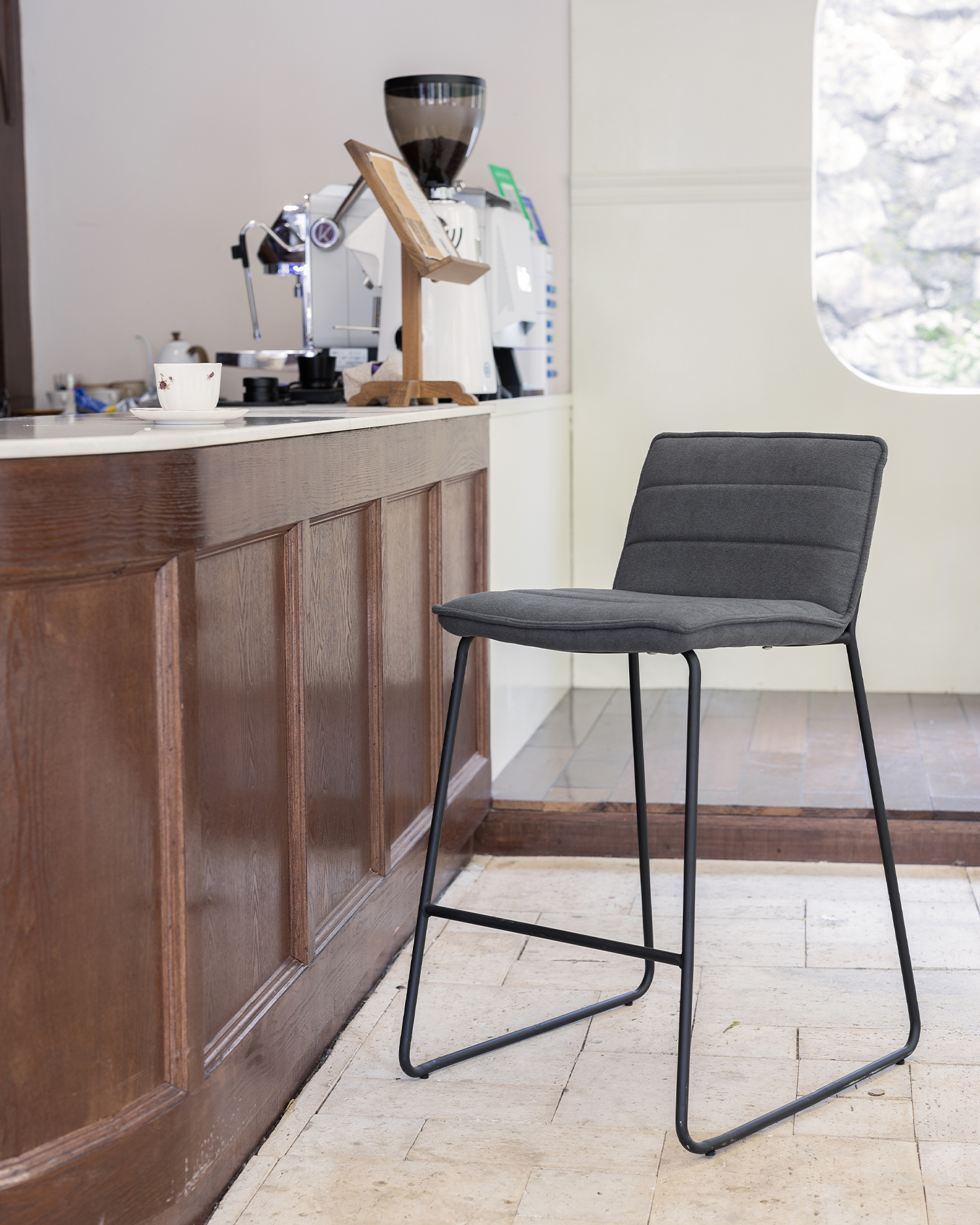 Gestoffeerde grijze barkruk Gestoffeerde grijze barkruk