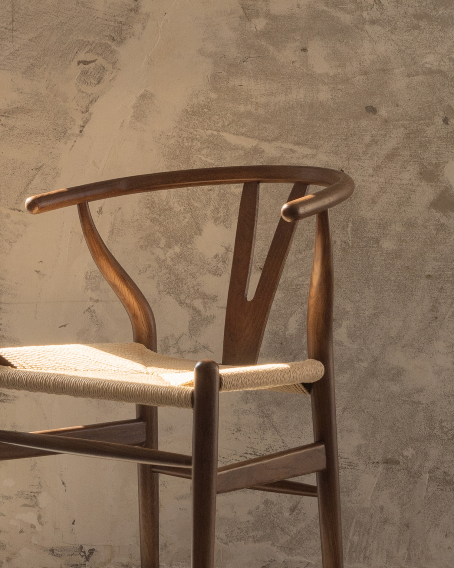 Tijdloze elegantie houten stoel Tijdloze elegantie houten stoel