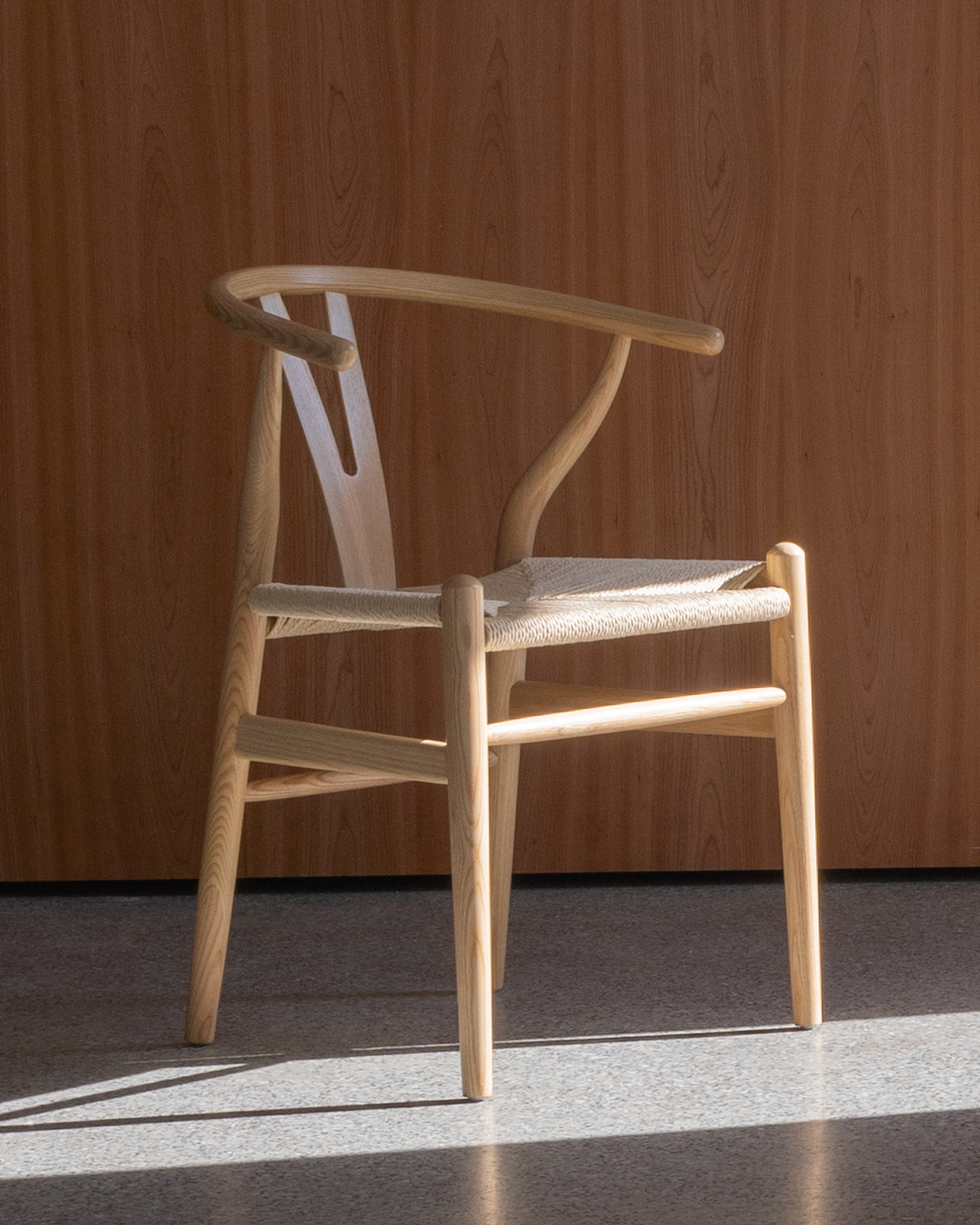 Tijdloze elegantie houten stoel Tijdloze elegantie houten stoel