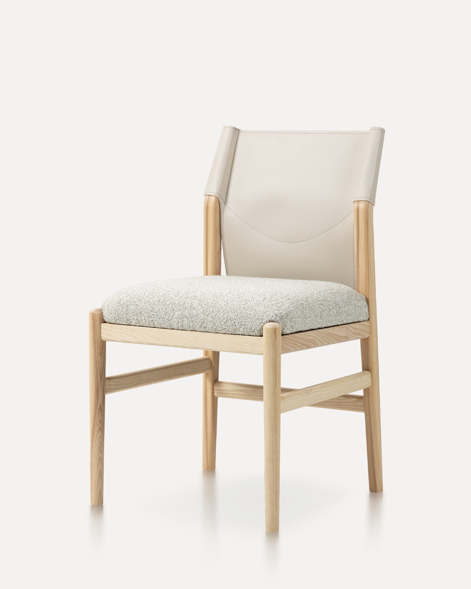 Comfortabele zadelleer houten stoel Comfortabele zadelleer houten stoel