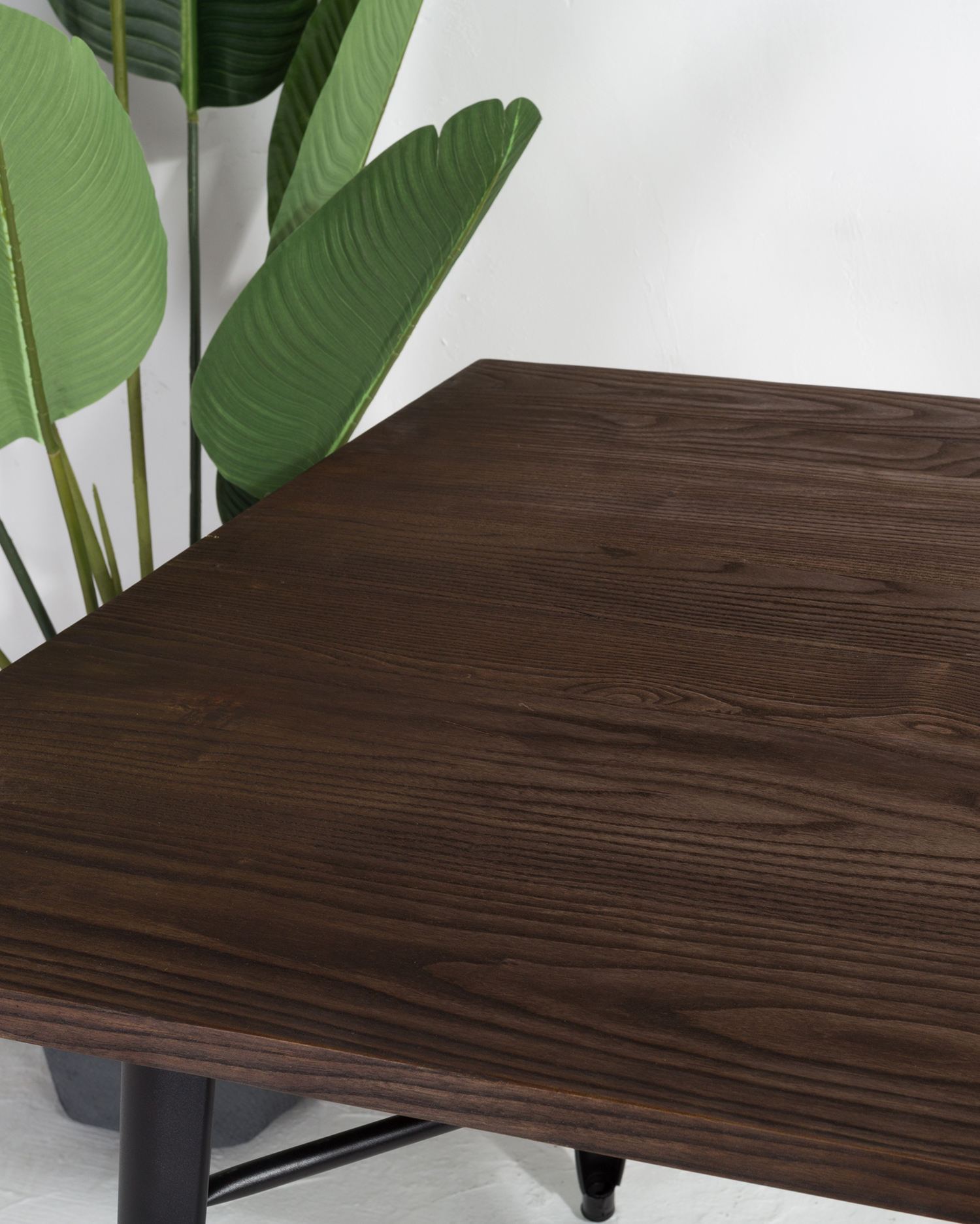Vierkante houten eettafel met metalen benen Vierkante houten eettafel met metalen benen