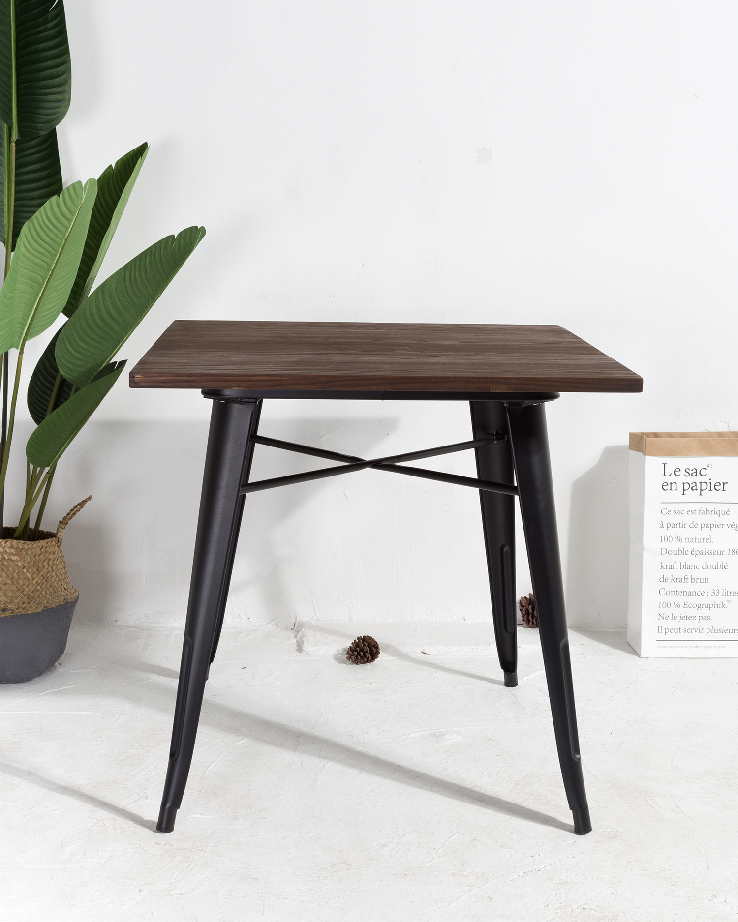 Vierkante houten eettafel met metalen benen Vierkante houten eettafel met metalen benen