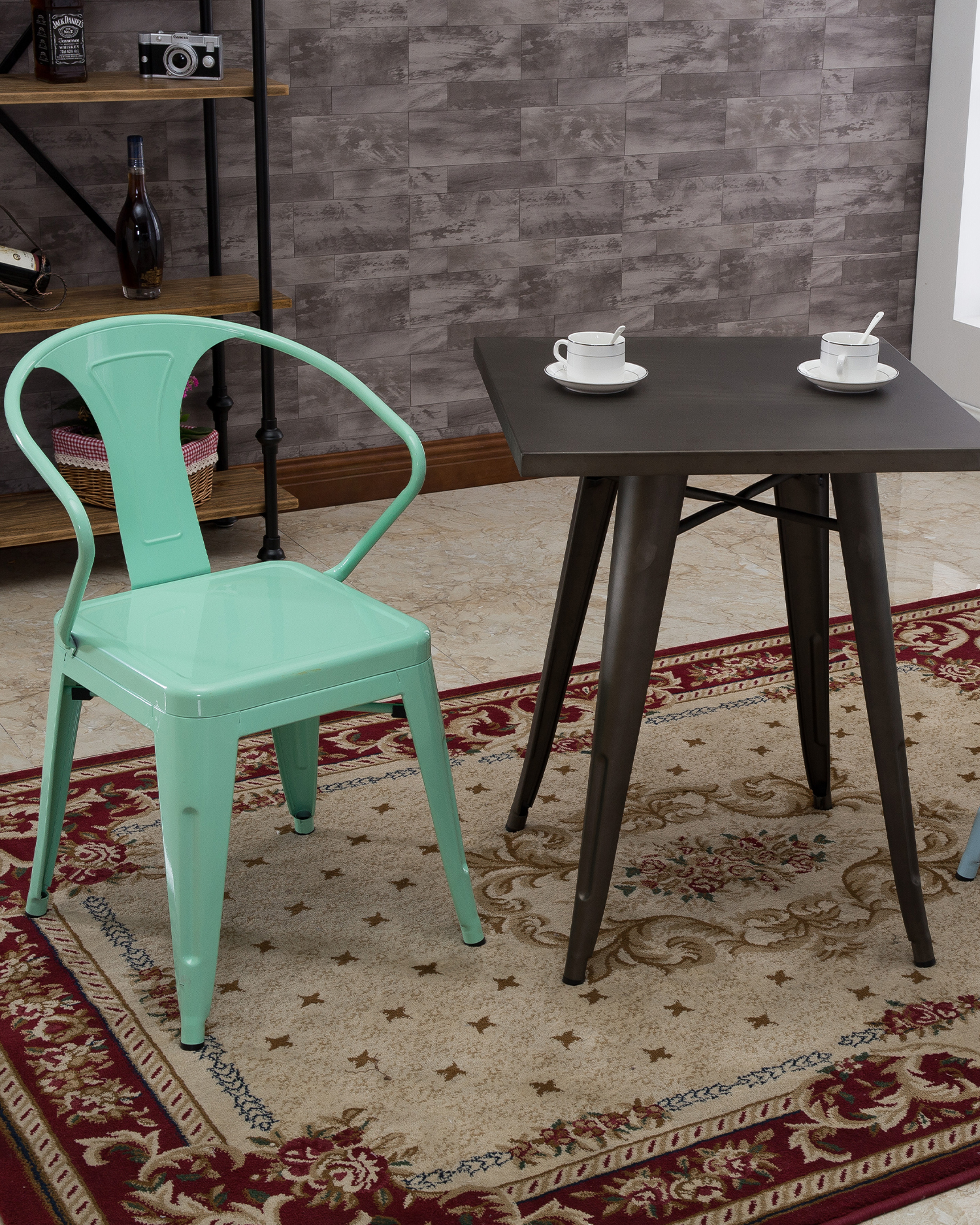 Vintage stijl rode metalen tafel Vintage stijl rode metalen tafel