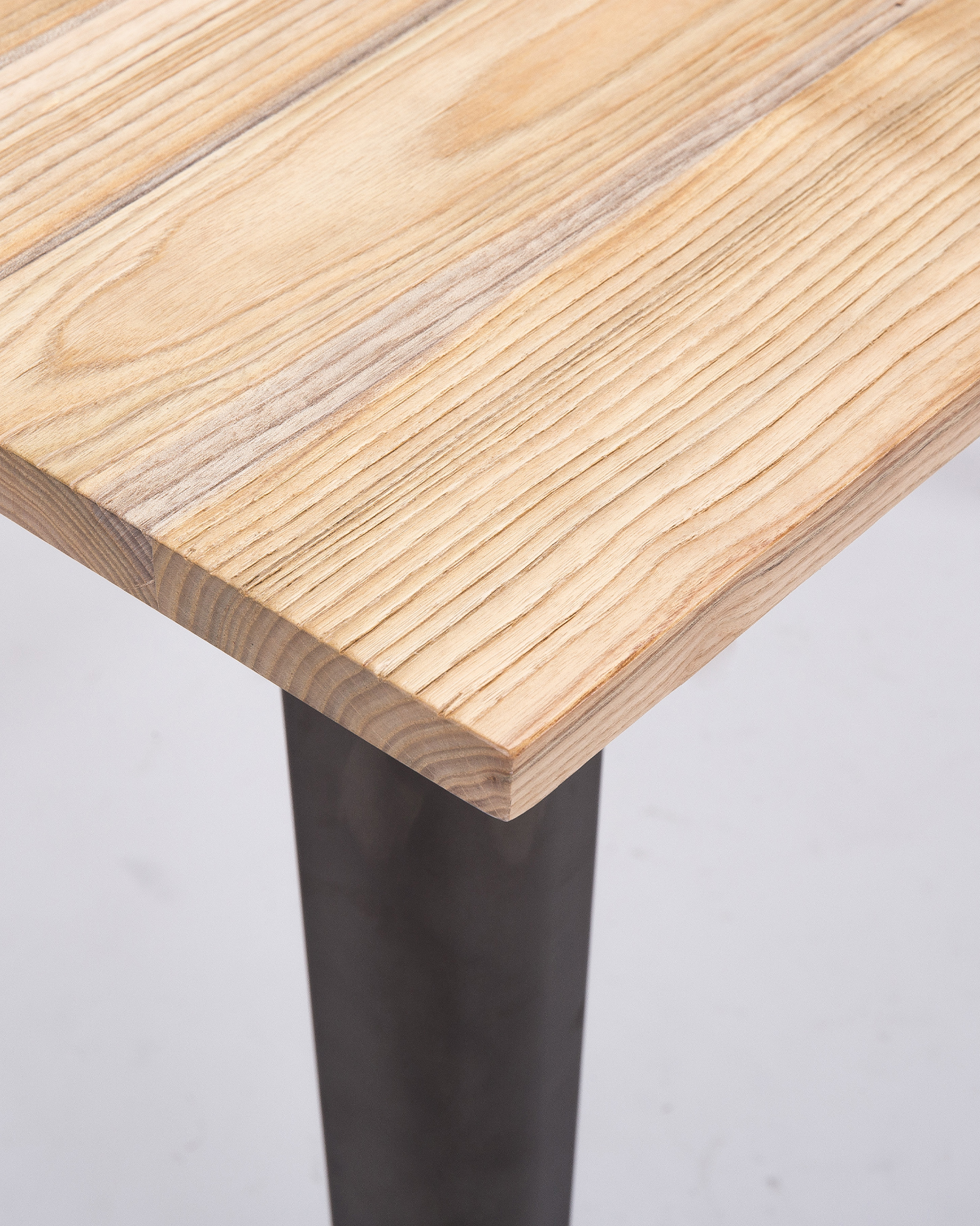 Lichte kleur iepen houten vrijetijdstafel Lichte kleur iepen houten vrijetijdstafel