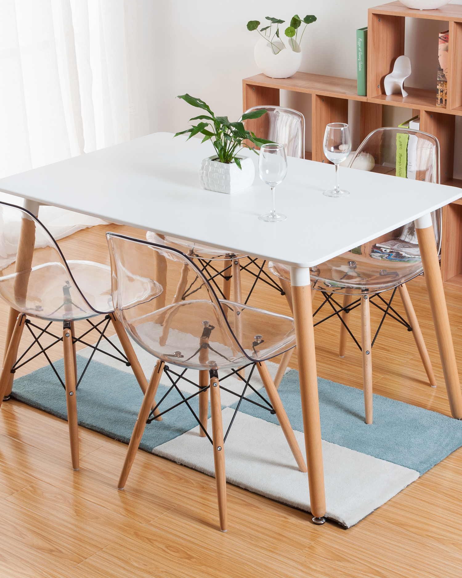 Witte bovenste eettafel met houten benen Witte bovenste eettafel met houten benen
