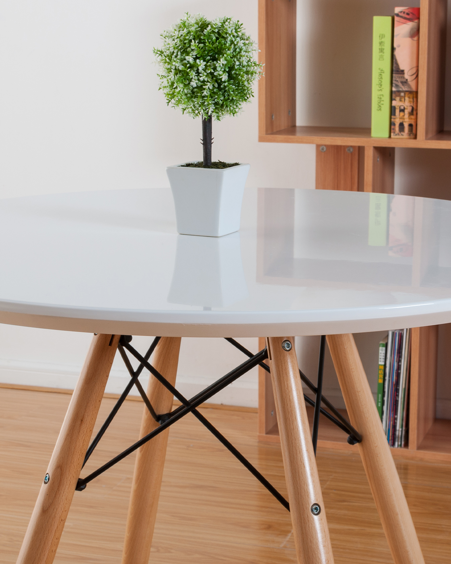 Noordse ronde houten eettafel Noordse ronde houten eettafel