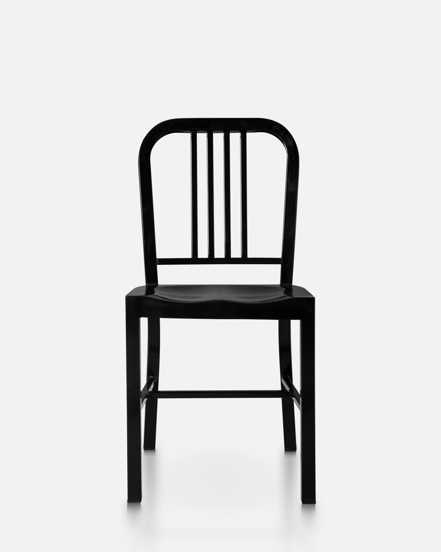 Tijdloos ontwerp ijzeren stoel Tijdloos ontwerp ijzeren stoel