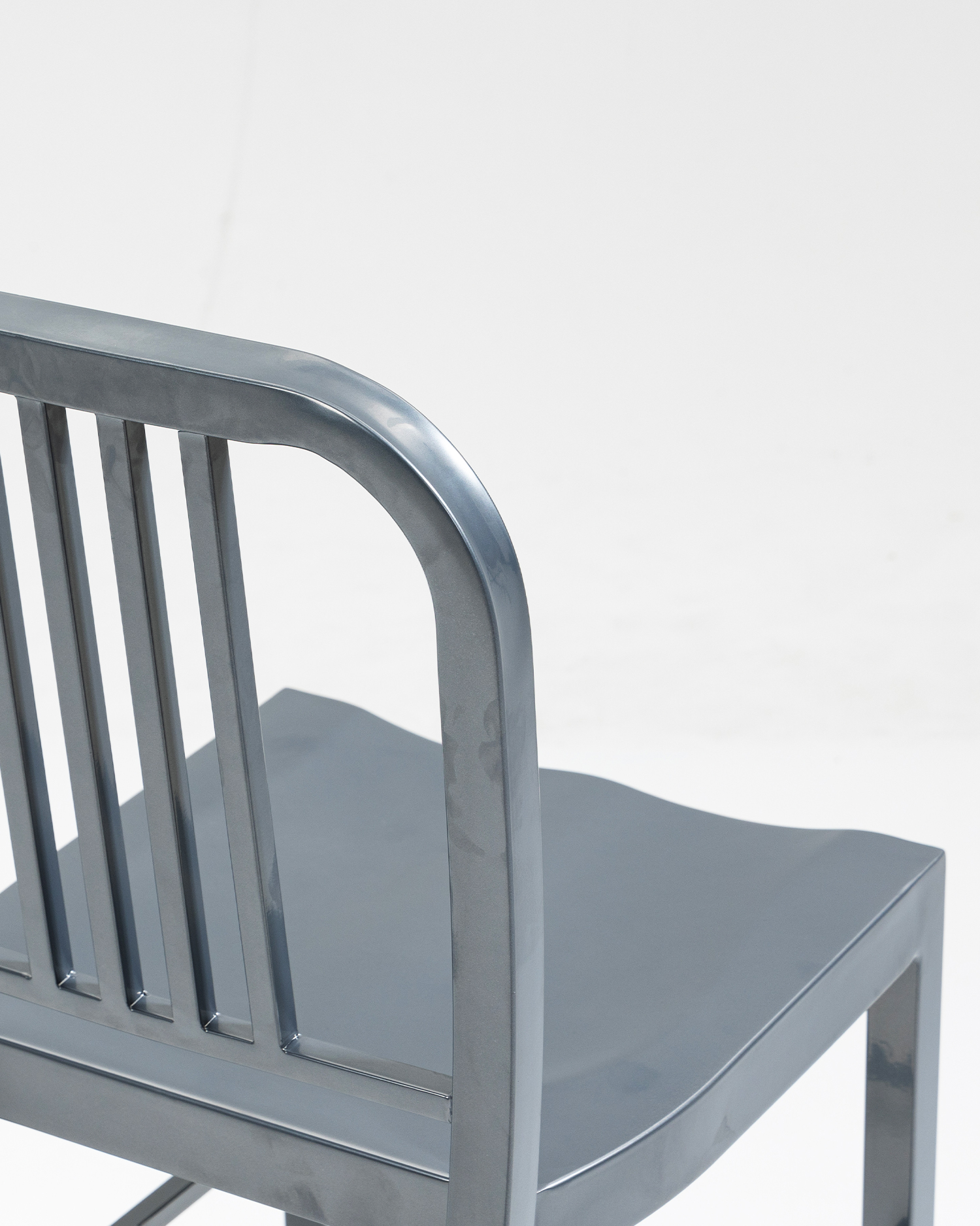 Tijdloos ontwerp ijzeren stoel Tijdloos ontwerp ijzeren stoel